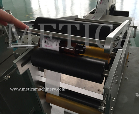 Semi Automatic Low Cost Bottle Labeling Machine Paper Plastic Metal Label Type 500-1000 BPH Capacity